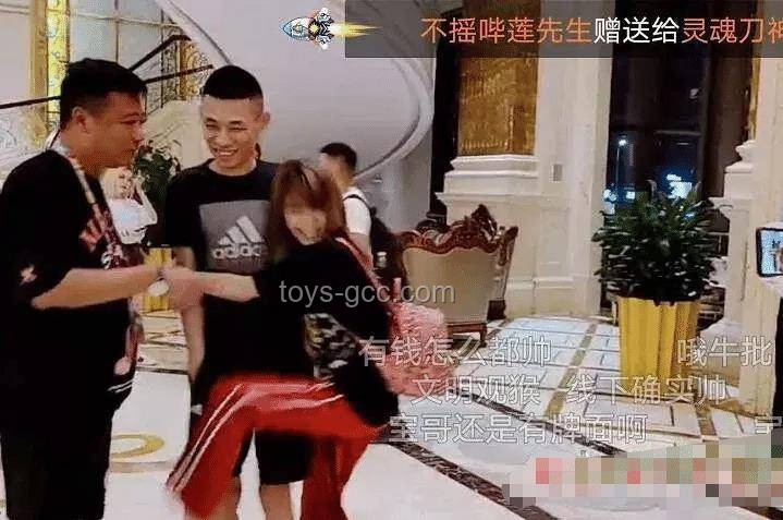 何秋亊直播回应争议：了解网络争议处理的艺术